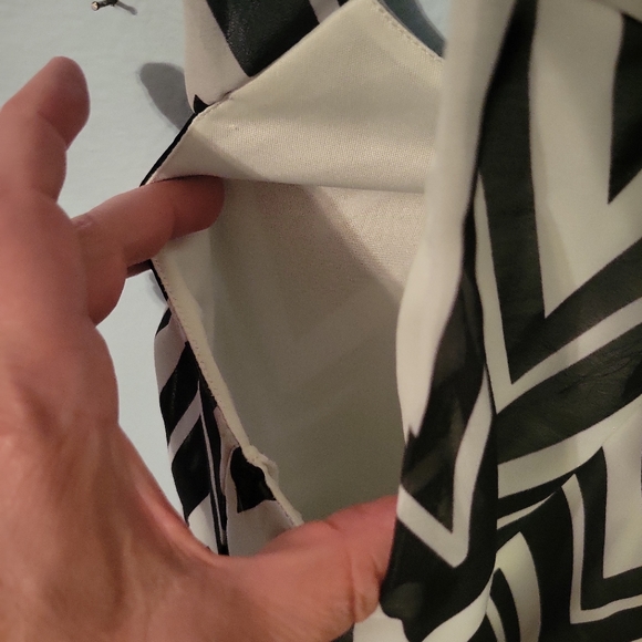 Ladies Gently Used IZ Byer sleeveless blk white blouse. Size S. - Picture 4 of 6